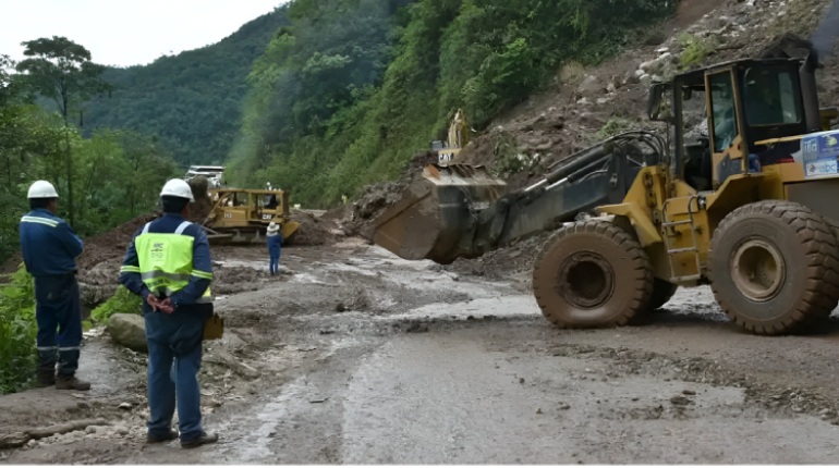 ABC reporta derrumbe en ruta Colomi – Villa Tunari y restringe tránsito vehicular