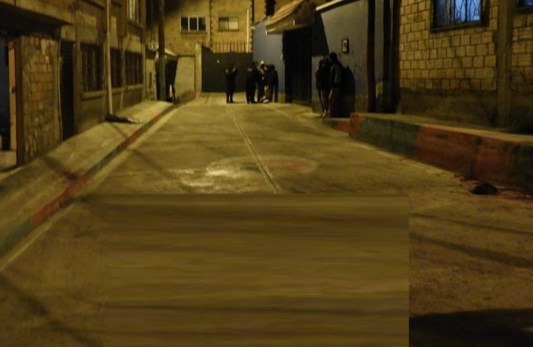 La Paz: Sorprenden a tres personas trasladando el cuerpo sin vida de una mujer apuñalada