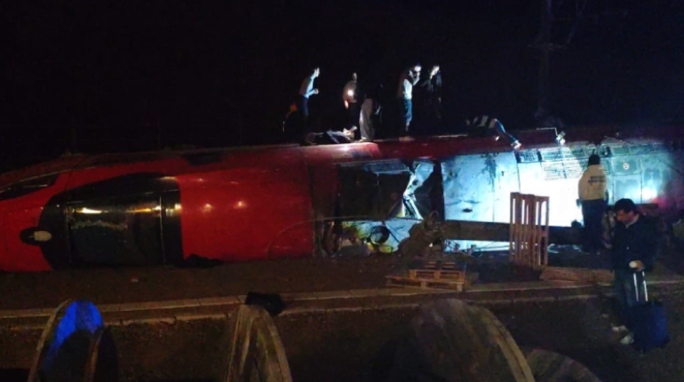 Mueren al menos 21 personas al descarrilar dos trenes de alta velocidad en el sur de España