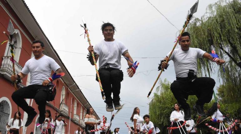 La danza, belleza y música de las bandas invaden las calles de Cochabamba